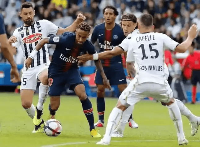 关于赛前法国杯焦点战；皇家社会临场应变；更衣室稳定；轮换策略成焦点的信息